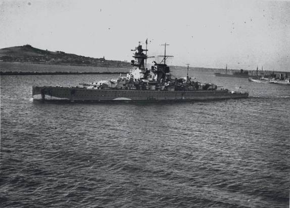 Após a Batalha de Punta del Este, o cruzador alemão Graf Spee chega avariado ao porto de Montevideo, no Uruguai